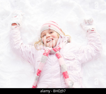 Verlegung auf Boden Schneeengel machen Mädchen Stockfoto