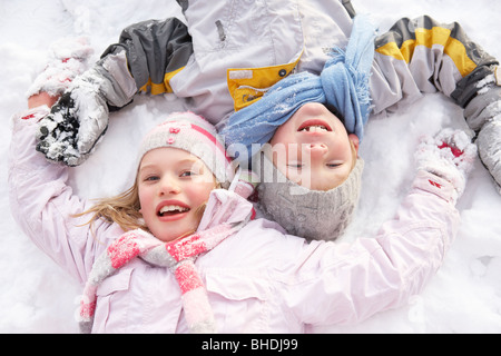 Kinder, die Verlegung auf Boden Schneeengel machen Stockfoto