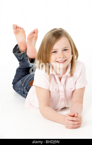 Junges Mädchen liegend auf Bauch im Studio Stockfoto