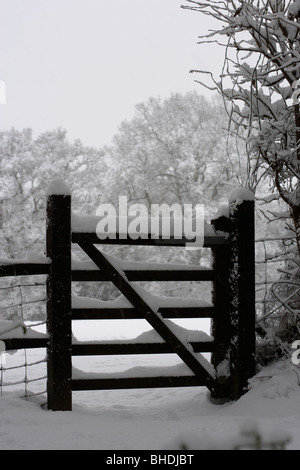 Schnee bedeckte Tor zu einem Feld im winter Stockfoto