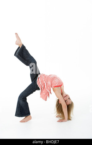Junge Mädchen tun Backflip im Studio Stockfoto