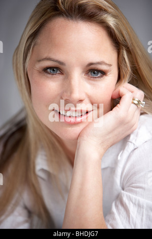 Studio-Porträt der Frau trägt weißes Hemd Stockfoto