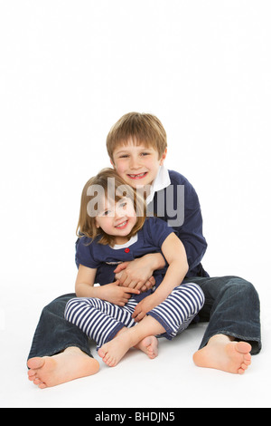 Studioportrait von glücklich Bruder und Schwester Stockfoto