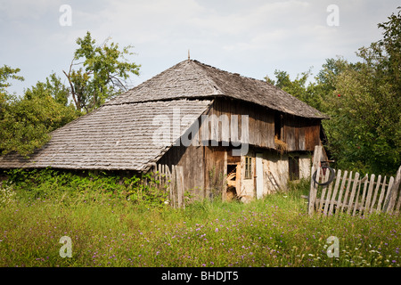 Verlassenes Haus auf dem Lande in der Nähe von einem Wald Stockfoto