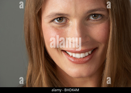 Close Up Studioportrait der lächelnde junge Frau Stockfoto