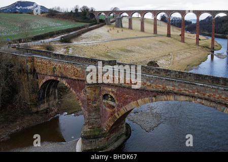 Leaderfoot Viadukt. Mit alten Brücke unten. Schottischen borders Stockfoto