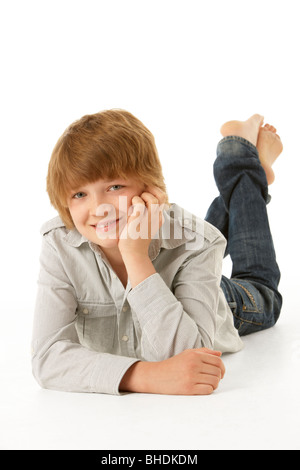 Junge liegend auf Bauch im Studio Stockfoto