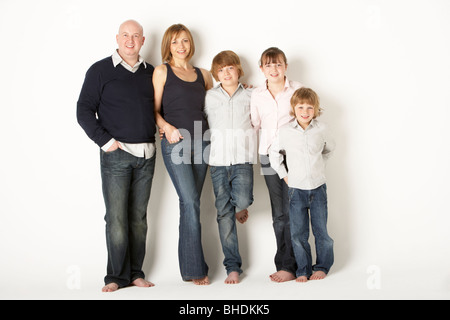 Studioaufnahme der Familiengruppe im Studio stehen Stockfoto