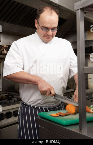 Männlich-Chef vorbereiten Gemüse In der Küche des Restaurants Stockfoto