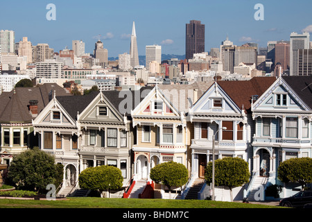 Berühmten viktorianischen Häusern und Skyline von Alamo Square gesehen Stockfoto