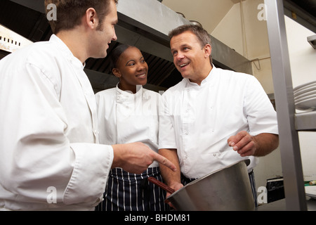 Koch, die Unterweisung von Auszubildenden In Küche Stockfoto