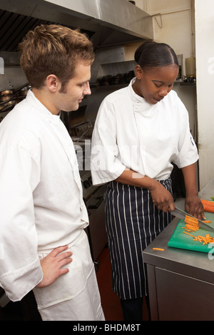 Koch anweist Trainee In Restaurantküche Stockfoto