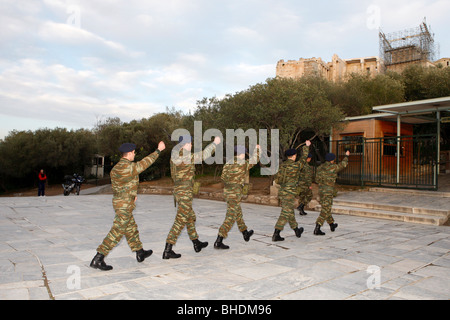 Soldaten gehen, Akropolis, eine griechische Flagge jeden Abend zu senken. Stockfoto