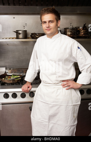 Männlich-Chef stehen neben Herd In der Küche des Restaurants Stockfoto