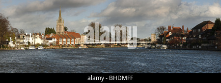 Marlow und Marlow-Brücke von der Themse auf den vorgelagerten Seite, Buckinghamshire, Großbritannien Stockfoto