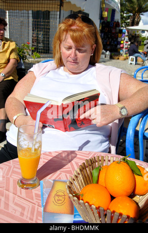 Frau Lesebuch im Café, Port El Kantaoui Marina, Port El Kantaoui, Gouvernorat Sousse, Tunesien Stockfoto