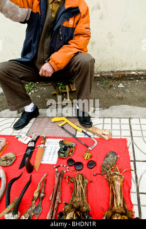 Handel mit illegalen Tierteilen ChinaTiger Pfote und andere Tiger-Teile sowie andere bedrohten Arten in ganz China verkauft werden Stockfoto
