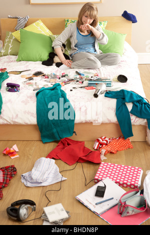 Teenager-Mädchen In unordentliche Schlafzimmer Stockfoto
