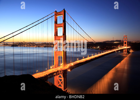 Golden Gate Bridge und die Skyline von San Francisco angesehen in der Abenddämmerung Stockfoto