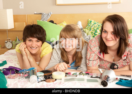 Gruppe von Mädchen im Teenageralter In unordentliche Schlafzimmer Stockfoto