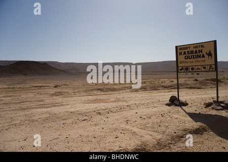 Hotel Schild mit GPS-Position in der Nähe von der Stadt von Taouz in der Sahara-Wüste in Zentralmarokko nahe der algerischen Grenze Stockfoto