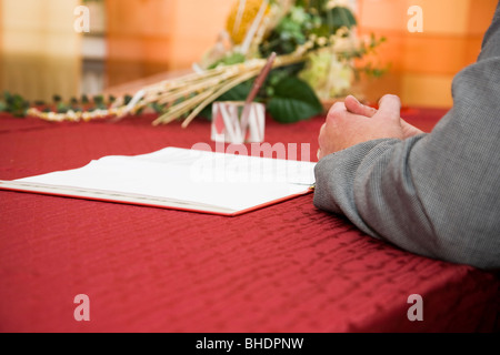 Schreibtisch des Standesbeamten im Studierendensekretariat, Deutschland Stockfoto