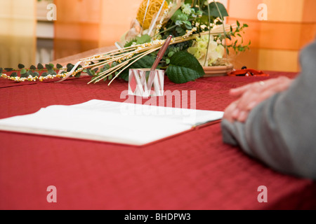 Schreibtisch des Standesbeamten im Studierendensekretariat, Deutschland Stockfoto