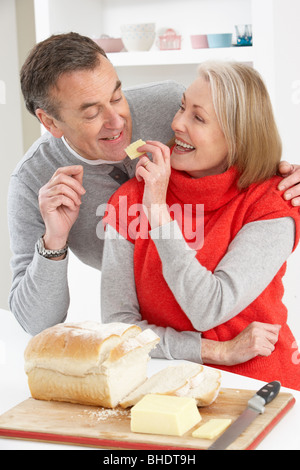 Älteres paar In Küche Sandwich machen Stockfoto