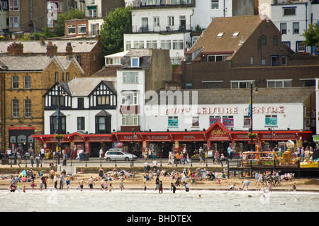 Strandpromenade Geschäfte und Spielhallen mit Meer und Strand in den Vordergrund, South Bay, Scarborough, Großbritannien Stockfoto