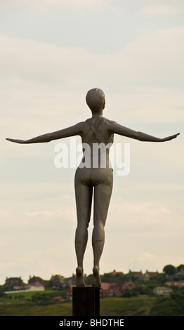 The Diving Belle, von hinten aufgenommen, Skulptur von Craig Knowles einer balancierten Schwimmerin, die bereit ist, am Vincent's Pier, Scarborough, Großbritannien, zu tauchen. Stockfoto