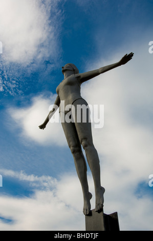 The Diving Belle, Skulptur von Craig Knowles am Vincent's Pier einer tauchbereiten Schwimmerin, aus tiefem Winkel geschossen. Scarborough, Großbritannien. Stockfoto