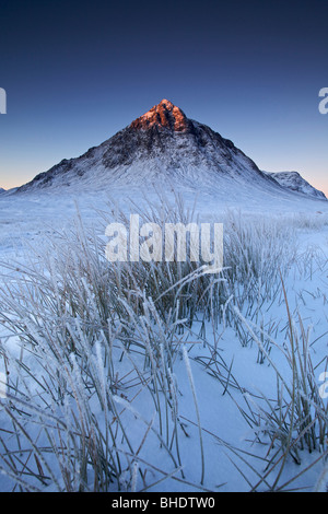 Stob Dearg in der Dämmerung, in Schnee bedeckt, die Sonne auf dem Gipfel, Highlands, Schottland Stockfoto