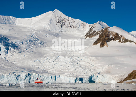 Der MS Explorer durch einen riesigen Gletscher in Neko Harbour, antarktische Halbinsel, nur wenige Monate bevor es Eis getroffen und sank in den Schatten gestellt. Stockfoto