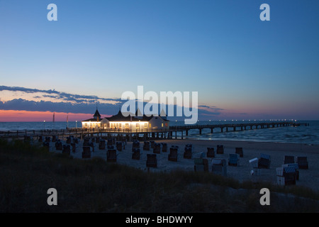 Das Vergnügen Pier von Ahlbeck auf der Ostsee-Insel Usedom im Abendlicht, Deutschland. Stockfoto