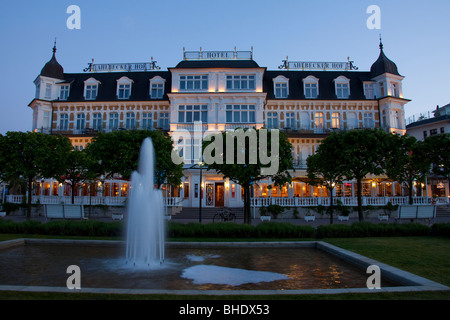 Das Hotel Ahlbecker Hof in der Stadt Ahlbeck in Mitgliederabend Licht. Ostsee-Insel Usedom, Mecklenburg-Western Pomerania, Deutschland. Stockfoto