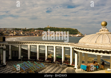 Gewölbtes Dach des Spa-Bandes, mit schwarz-weiß gefliestem Boden des Sonnenplatzes im Vordergrund und South Bay Beach in der Ferne. Scarborough. Stockfoto