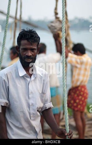 Fischer an der chinesischen Fischernetz in Fort Cochin Stockfoto