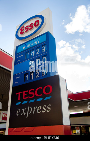 Esso-Tankstelle und Tesco Express, Kings Road, Fulham, London Stockfoto