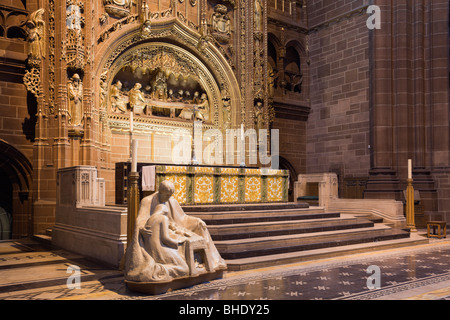 Liverpool, Merseyside, England, Vereinigtes Königreich, Europa. Mary Joseph und Jesuskind Skulptur von dem Hochaltar in der anglikanischen Kathedrale. Stockfoto