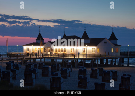 Das Vergnügen Pier von Ahlbeck auf der Ostsee-Insel Usedom im Abendlicht. Mecklenburg-Western Pomerania, Deutschland. Stockfoto