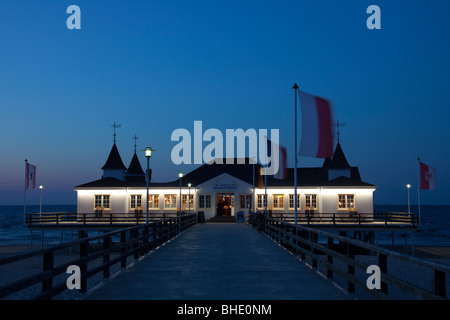 Das Vergnügen Pier von Ahlbeck auf der Ostsee-Insel Usedom im Abendlicht. Mecklenburg-Western Pomerania, Deutschland. Stockfoto