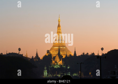 Goldene Stupa vor Sonnenaufgang, Shwedagon-Pagode, Rangun, Yangon; Burma, Myanmar Stockfoto
