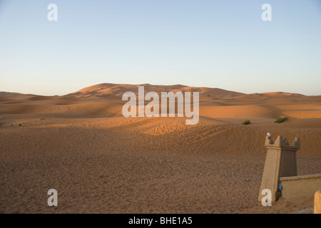 Sonnenaufgang auf den Sanddünen am Erg Chebbi in der Wüste Sahara in Marokko Stockfoto