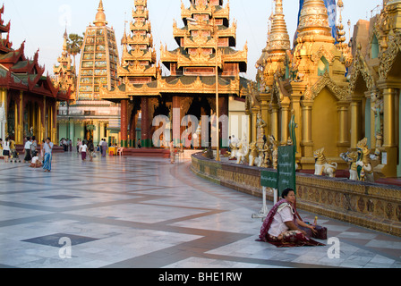 Nordterrasse, Shwedagon-Pagode, Rangun, Yangon; Burma, Myanmar Stockfoto