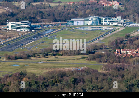 Luftaufnahme des Mercedes-Benz World at Brooklands, Surrey, England. Stockfoto