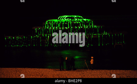 Der West Pier in Brighton erleuchtet durch eine Laser-Show-UK Werbung Tiger Beer Stockfoto