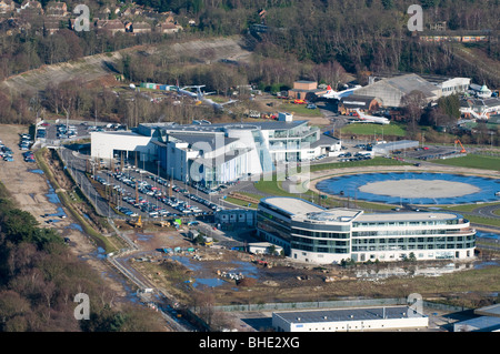 Luftaufnahme des Mercedes-Benz World at Brooklands. Vordergrund Brooklands Hotel bleibt Hintergrund der Querneigung Rennstrecke. Stockfoto