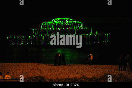 Der West Pier in Brighton erleuchtet durch eine Laser-Show-UK Werbung Tiger Beer Stockfoto