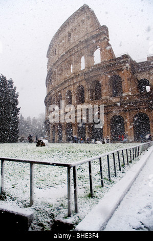 Das Kolosseum unter starkem Schneefall, Rom Italien Stockfoto