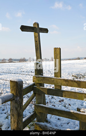 Holz- öffentlichen Fußweg anmelden Winter in West Sussex, England, Großbritannien Stockfoto